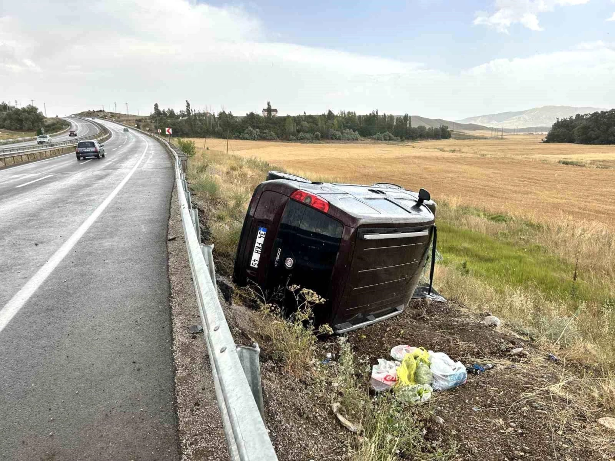 Sivas'ta Otomobil Şarampole Uçtu: 5 Yaralı