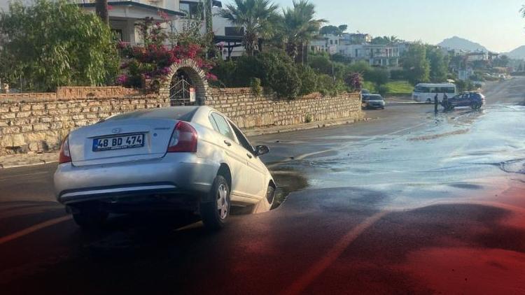 Su borusu patladı, otomobil çukura düştü