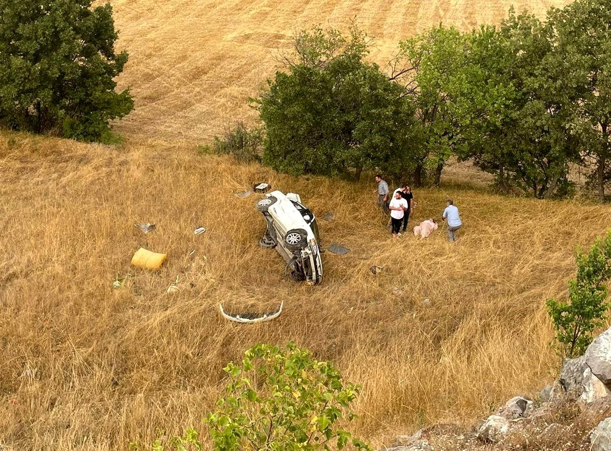 Tokat'ta Otomobil Uçurumdan Düştü: 3 Kişi Yaralandı