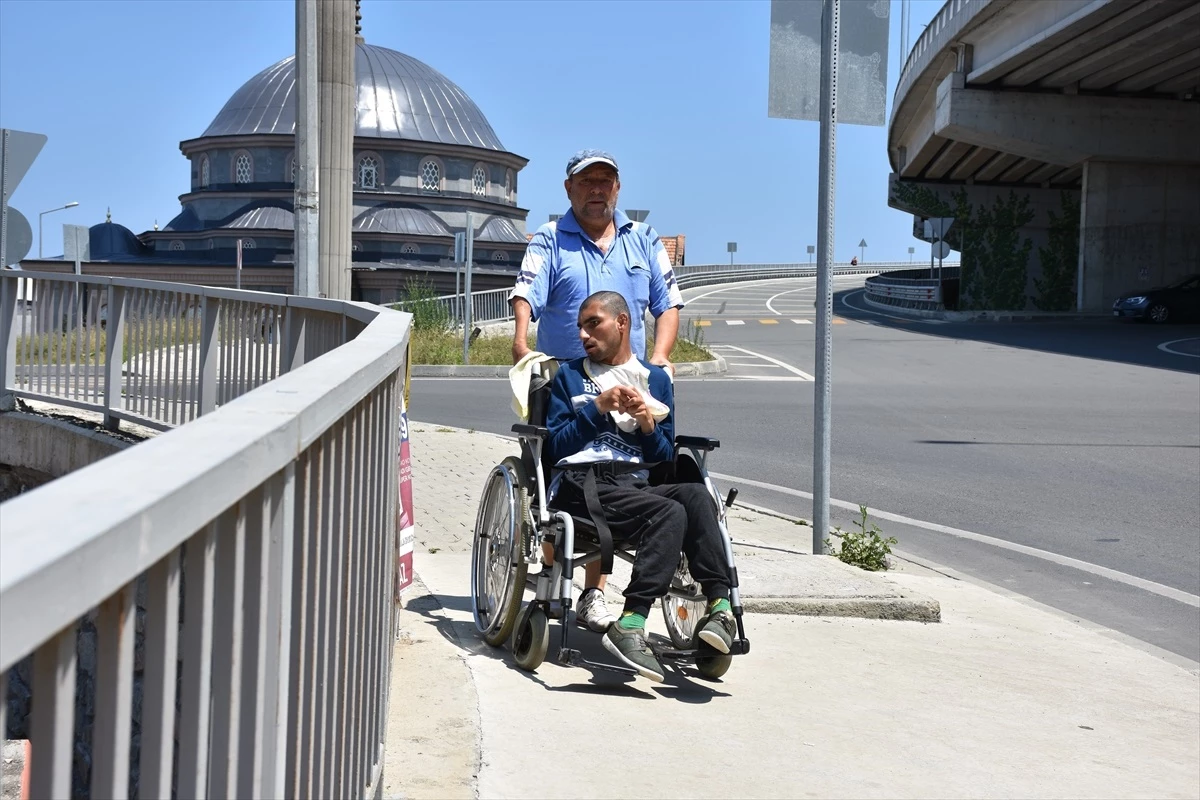 Trabzon'da engelli oğlunu otobüs durağına getiren baba