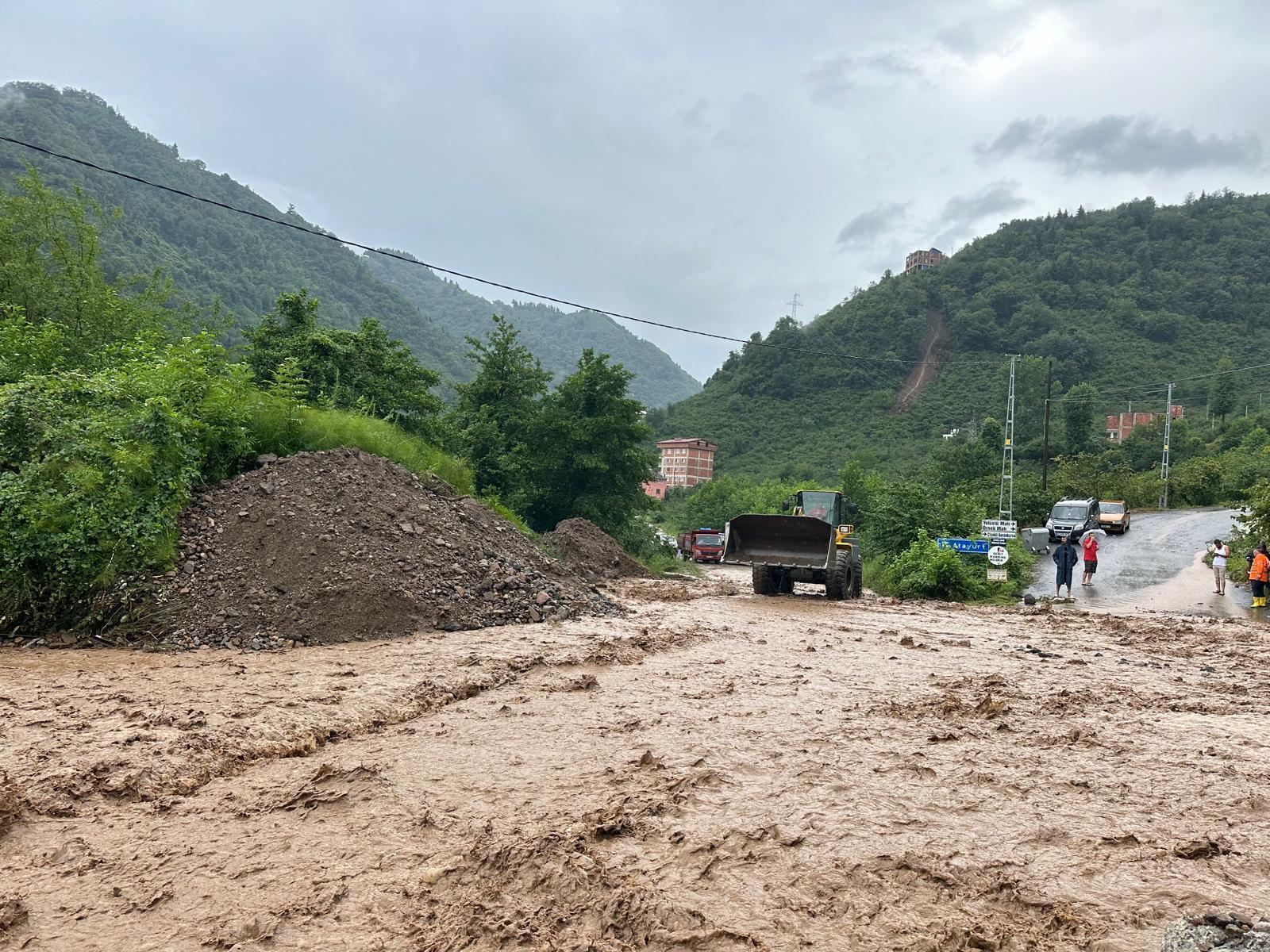 Trabzon'da sağanak yağış üç ilçede hayatı olumsuz etkiledi