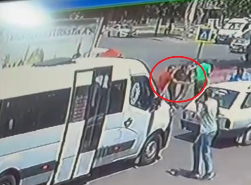 Trafikte karşılaştığı husumetlisini silahla vurdu: O anlar kamerada