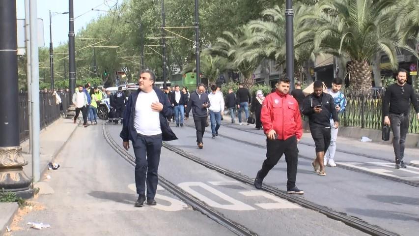 Tramvay arızalandı, yolcular raylarda yürüdü