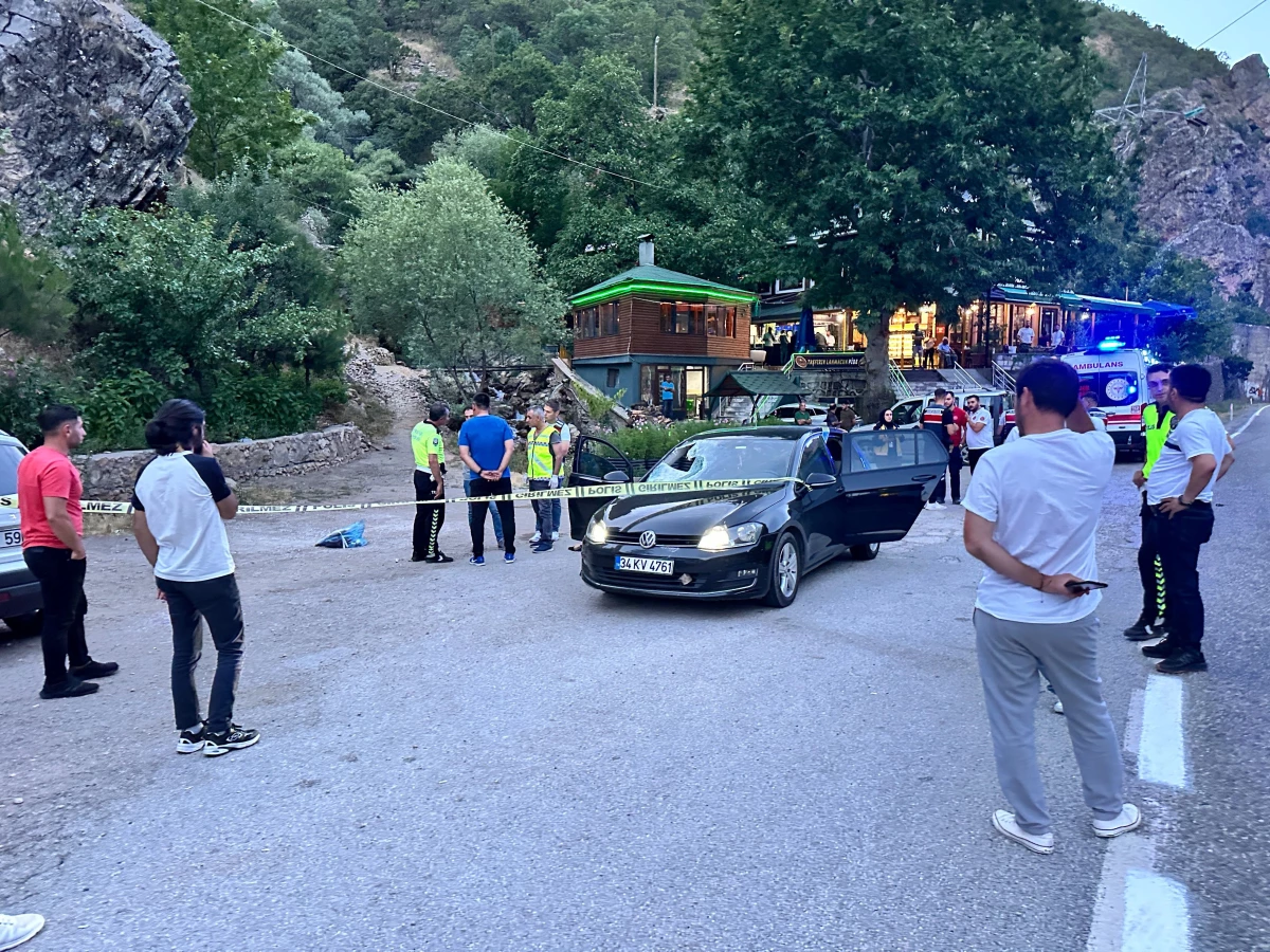 Tunceli'de kaya parçası otomobile isabet etti: 1 ölü, 2 yaralı