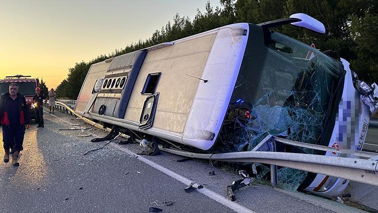 Uşak'ta yolcu otobüsü devrildi: 11 yaralı