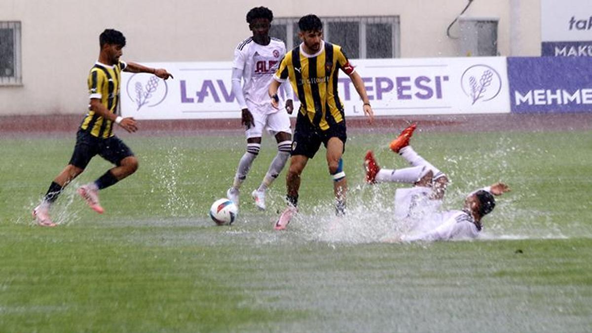 Yağmur yağdı, Bucaspor-Al Faisaly maçı yarıda kaldı