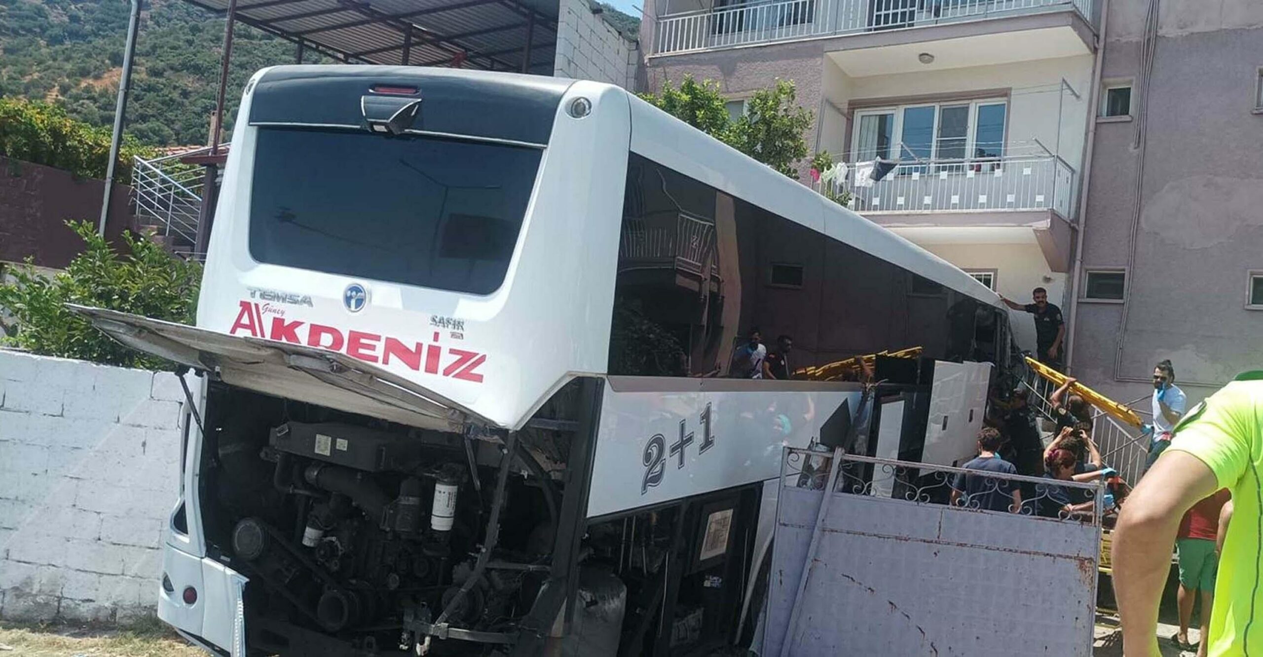 Yolcu otobüsü eve uçtu: 1 ölü, 15 yaralı