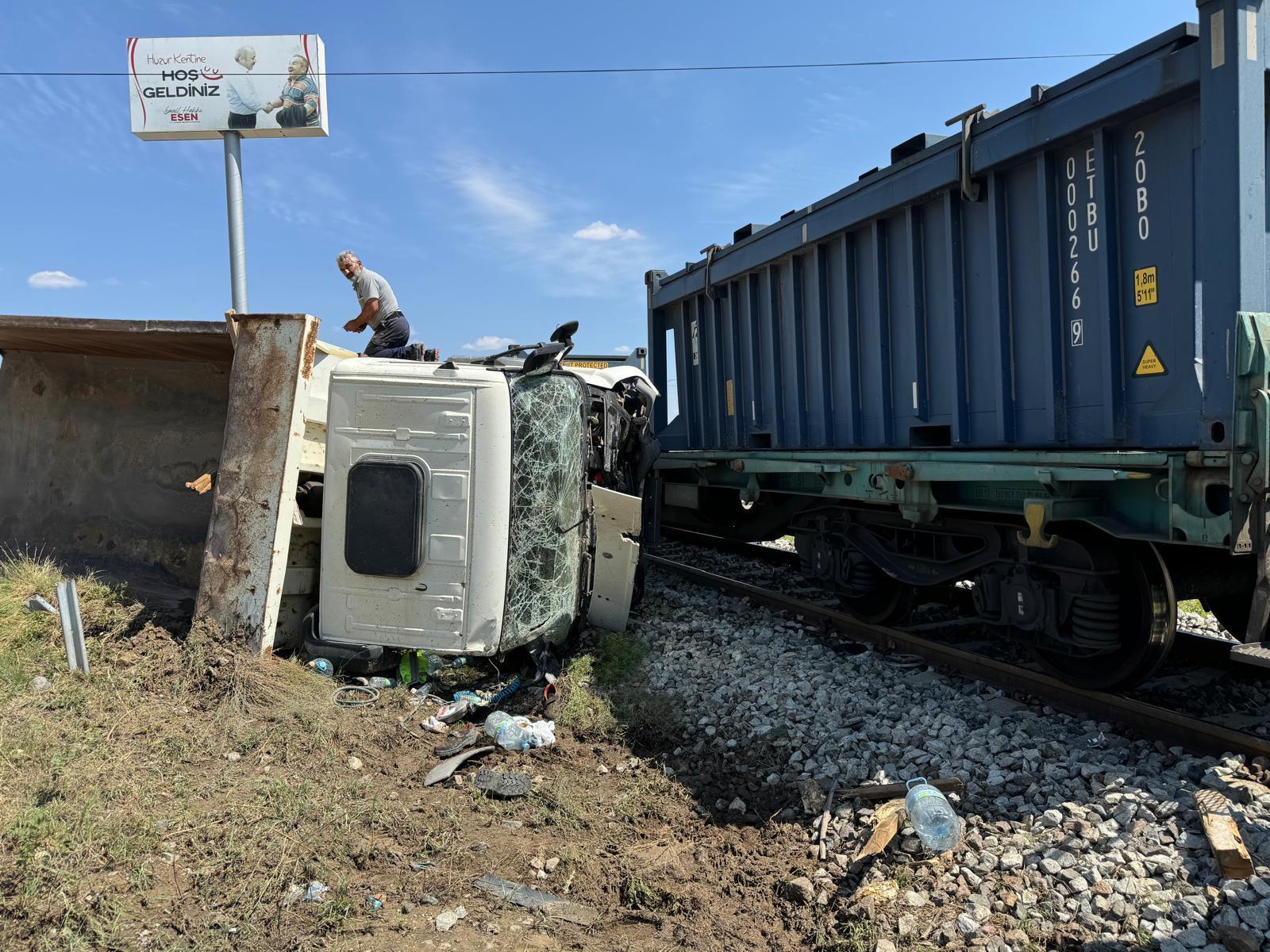 Yük treni kamyona çarptı: 1 ölü, 3 yaralı