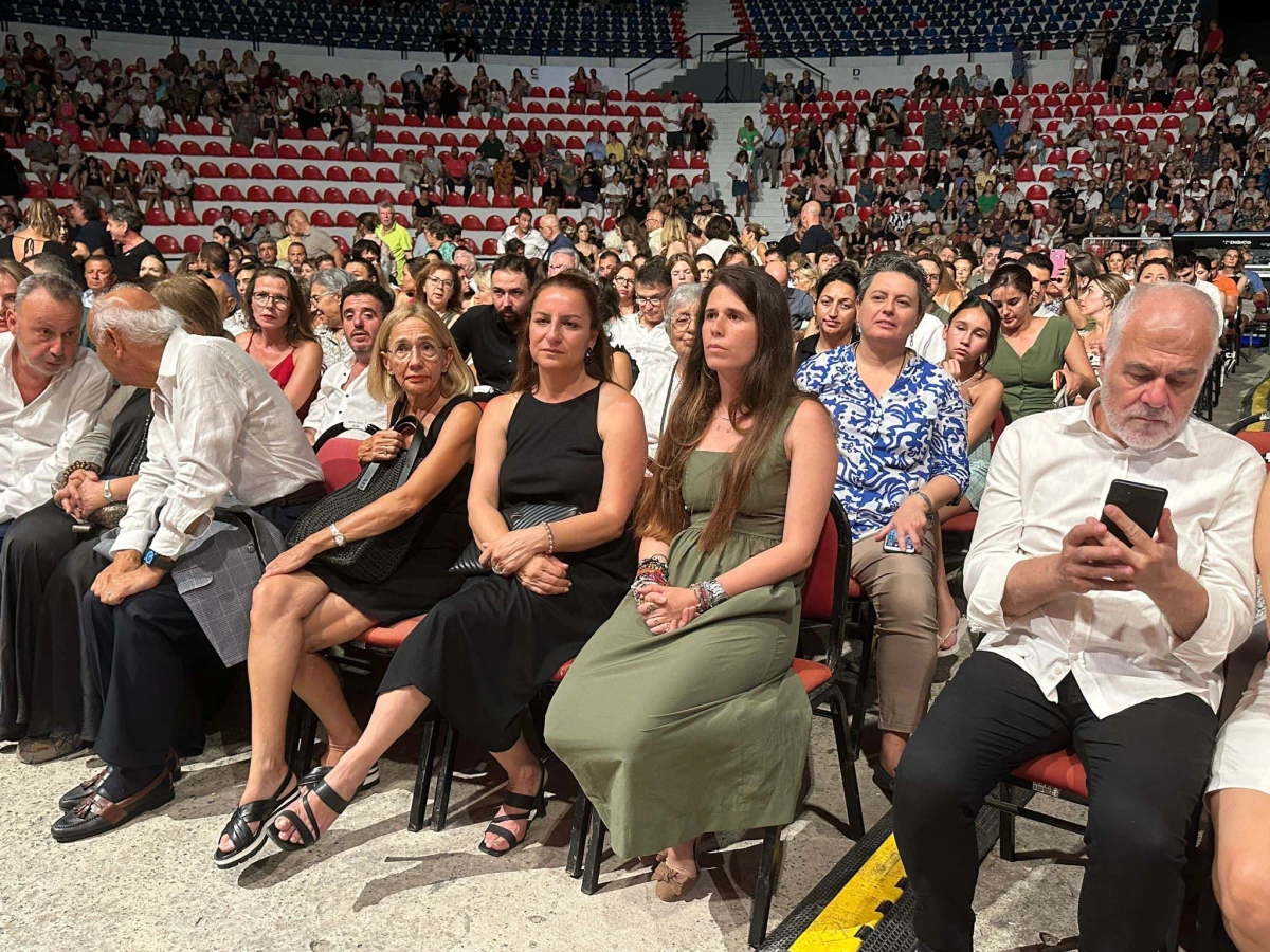 Yunan şarkıcı, Atatürk posteri ve Türk bayrağı indirilmeyince konsere çıkmadı