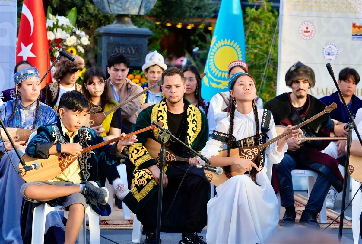 Zeytinburnu'nda Ulusal Dombra Günü Kutlandı