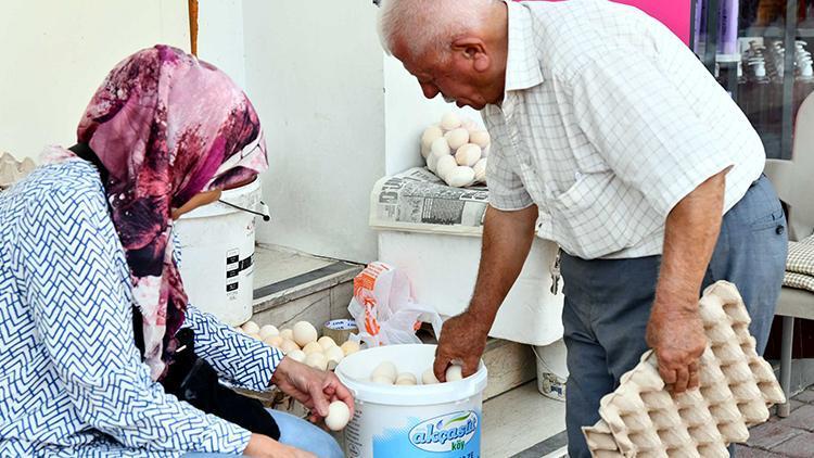 52 yıldır takas sistemiyle ticaret yapıyor: Kıyafet verip tereyağı, yumurta, peynir alıyor