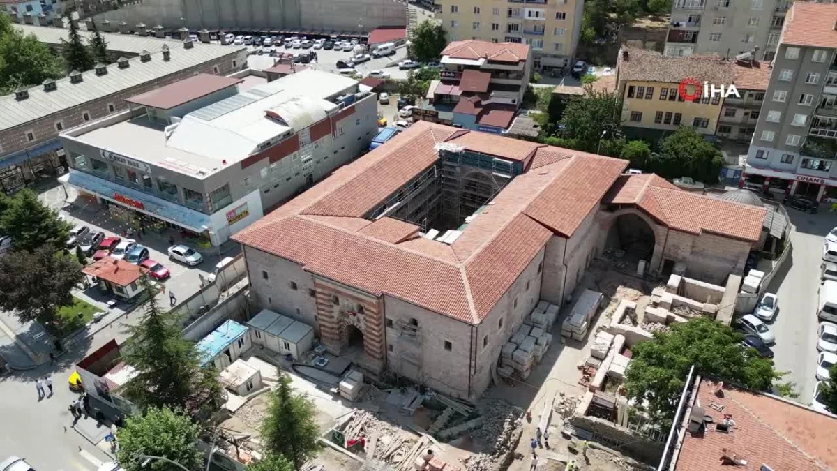 7 asırlık mavi çinileriyle ünlü Gök Medrese yeniden ayağa kalkıyor