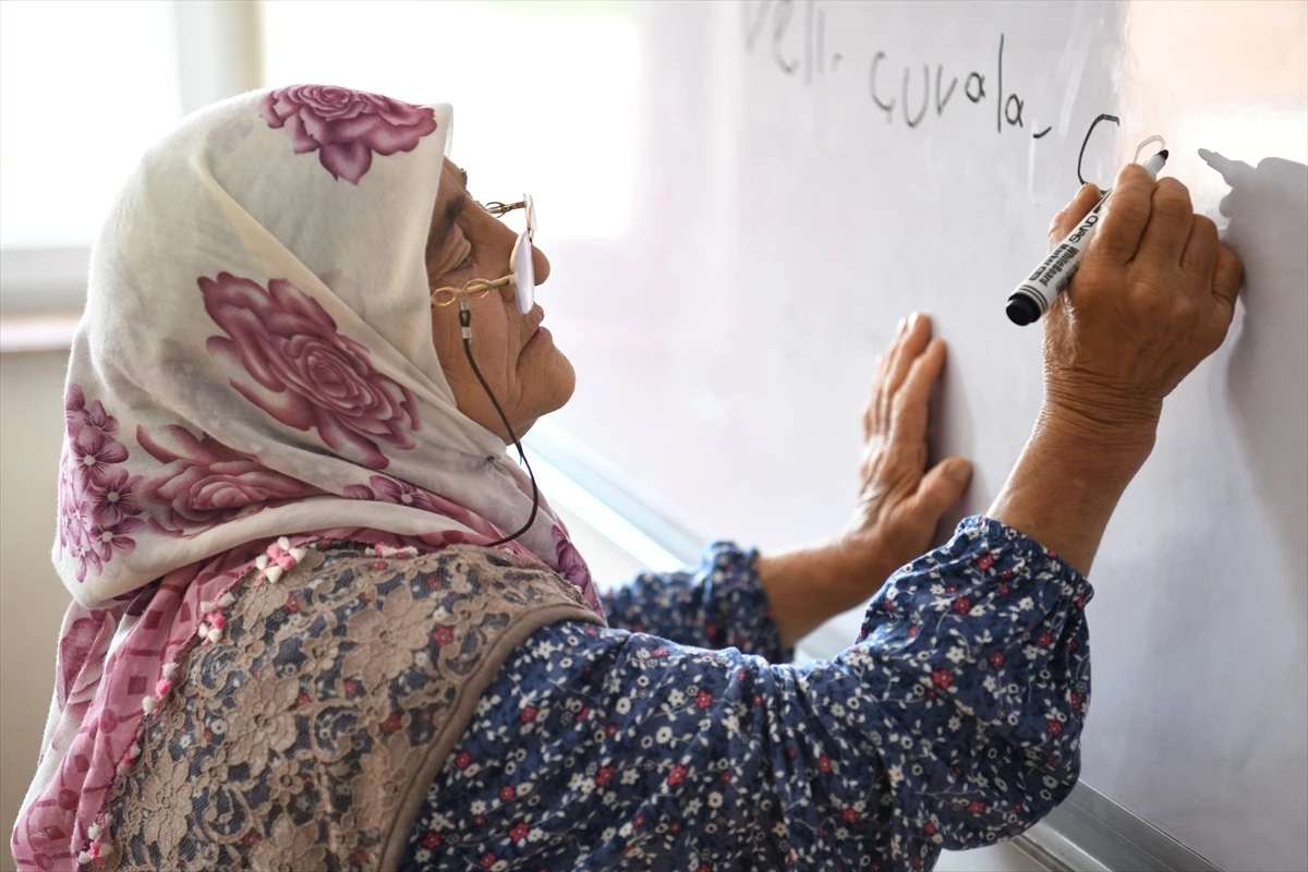 71 yaşındaki kadın gönüllü öğretmen sayesinde okuma yazma öğrendi