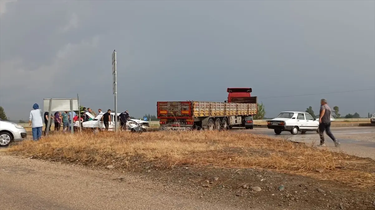 Adana'da otomobil tırla çarpıştı: 4 yaralı