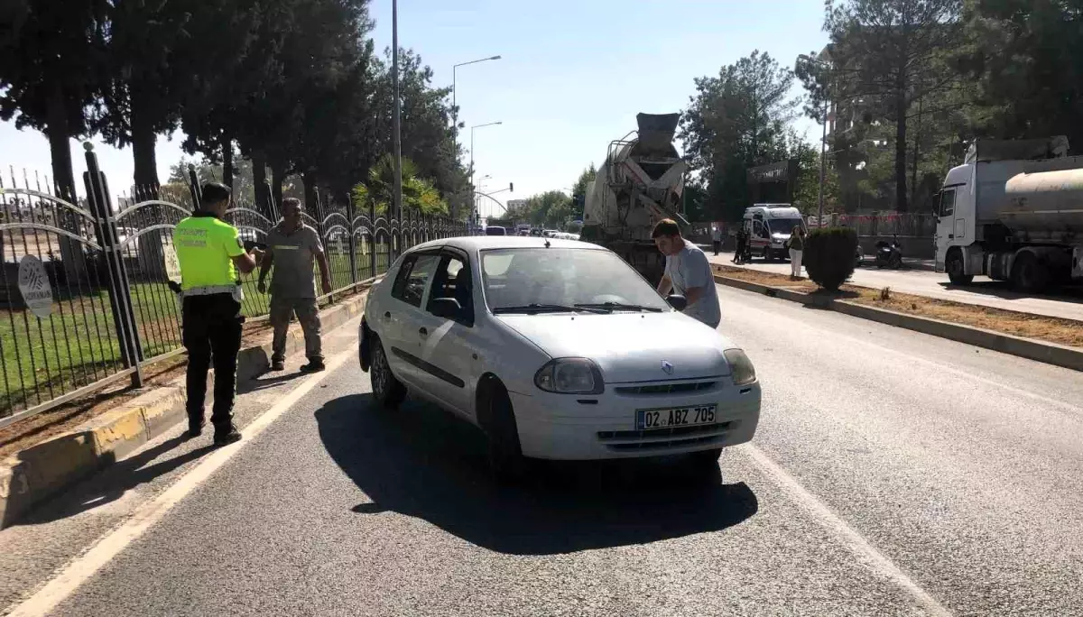 Adıyaman'da otomobil ile beton mikseri çarpışması: 1 kişi hafif yaralandı