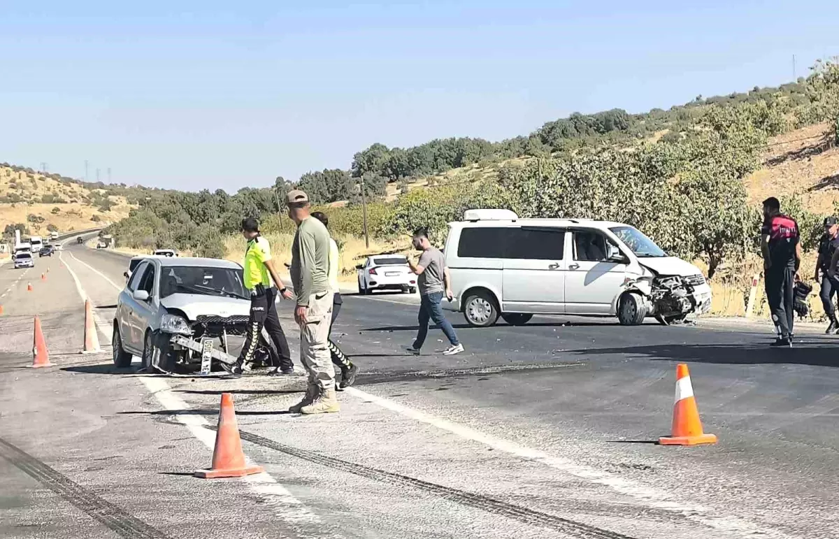 Adıyaman'da otomobil ile minibüs çarpıştı: 3 yaralı