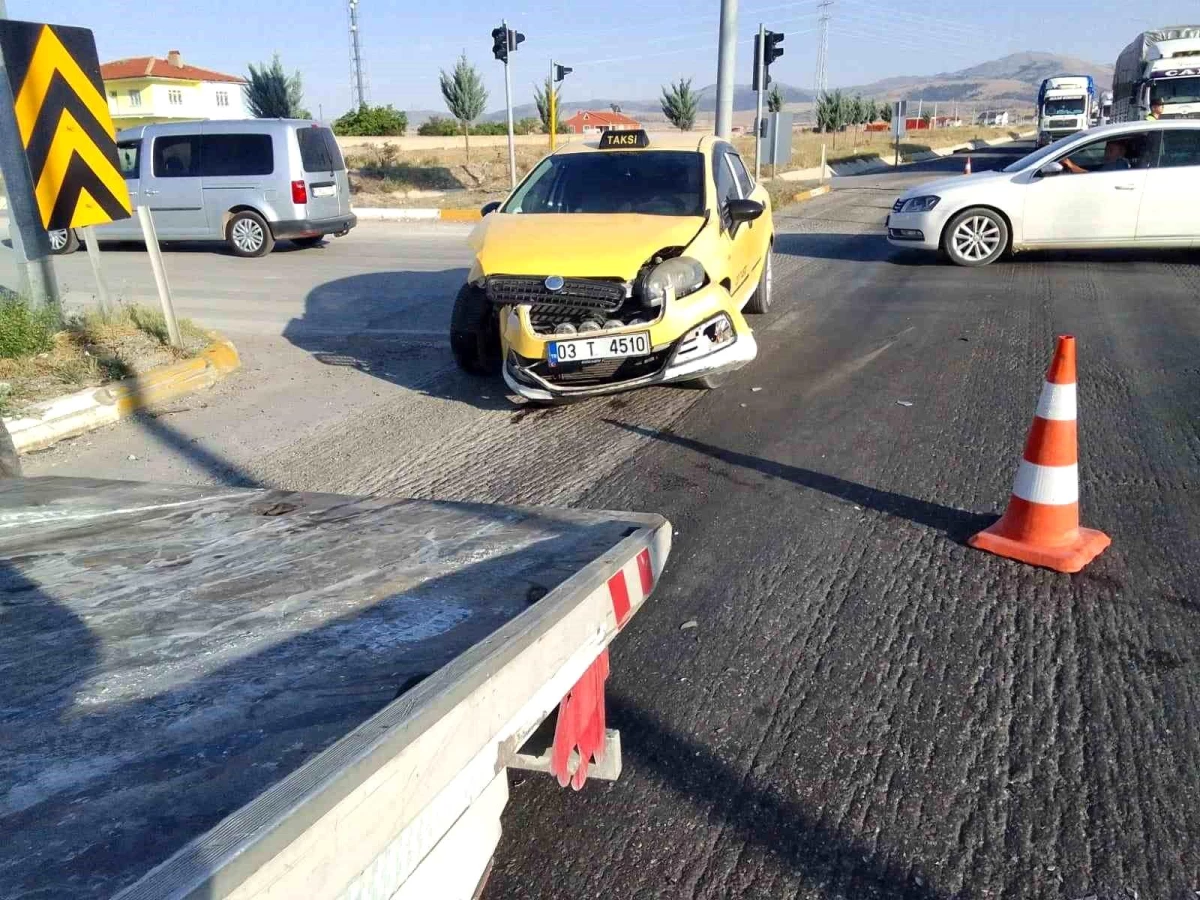 Afyonkarahisar'da ticari taksi ile otomobil çarpıştı, 2 kişi yaralandı