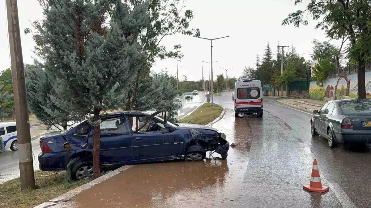 Aksaray'da Kontrolden Çıkan Otomobilin Kaza Yaptığı Kazada 2 Kişi Yaralandı