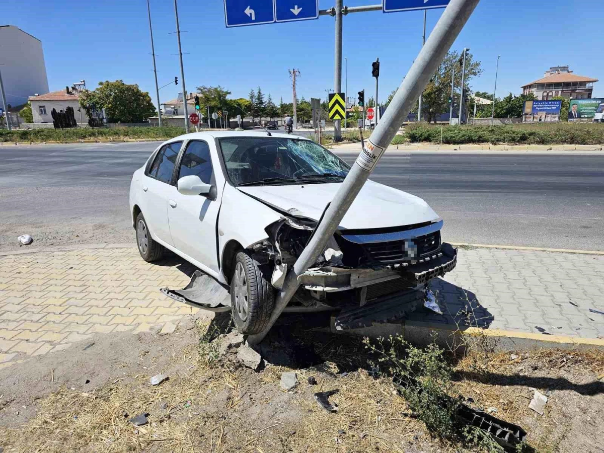 Aksaray'da Otomobil ile Motosiklet Çarpıştı: Motosiklet Sürücüsü Ağır Yaralandı