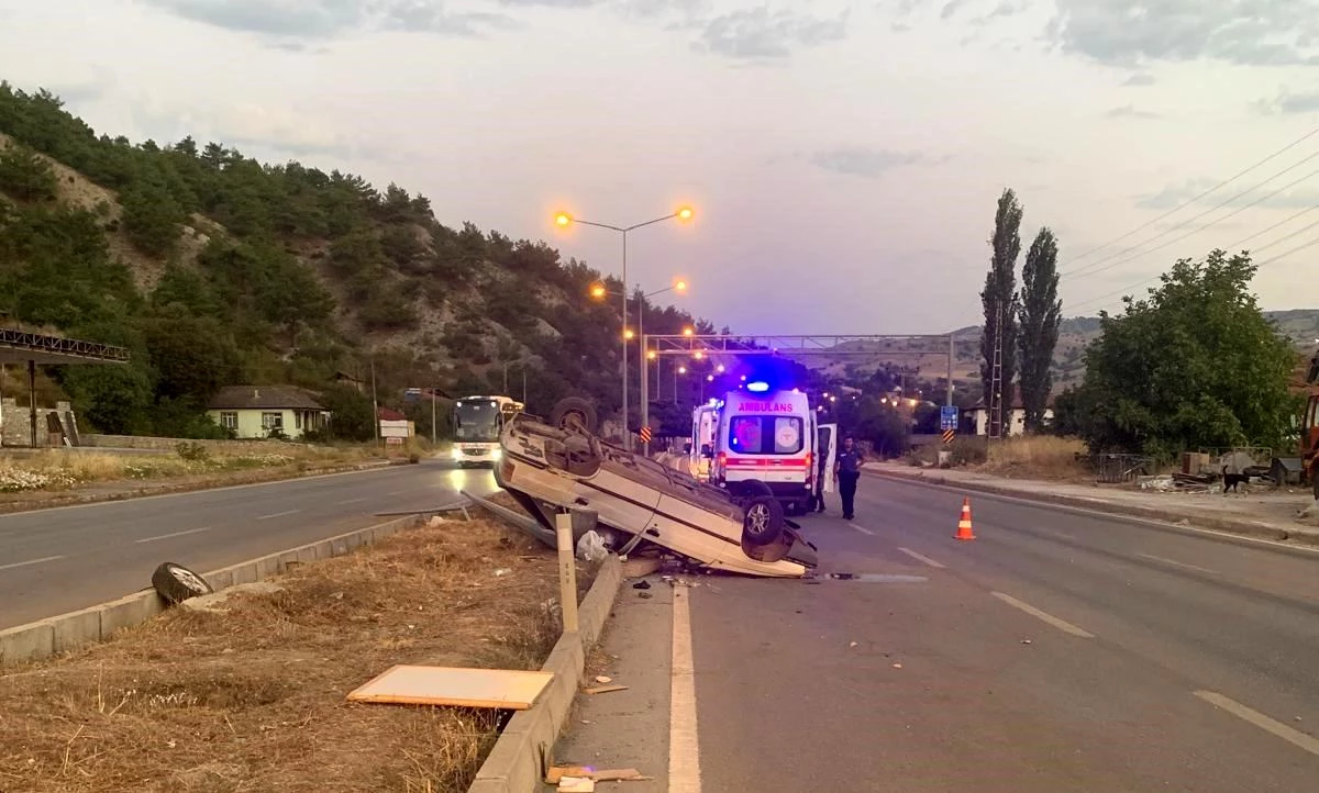 Amasya'da otomobil refüje dalıp aydınlatma direğine çarptı: 4 yaralı