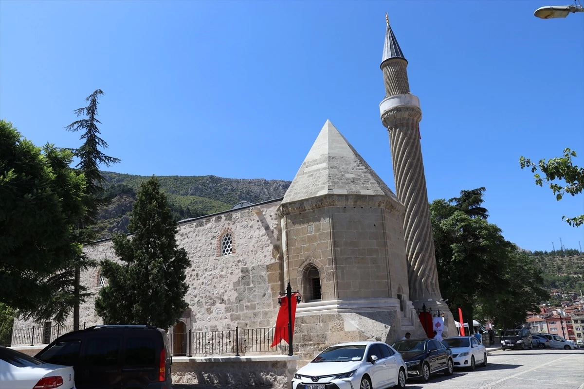 Amasya'da restorasyonu tamamlanan Burmalı Minare Camisi ibadete açıldı