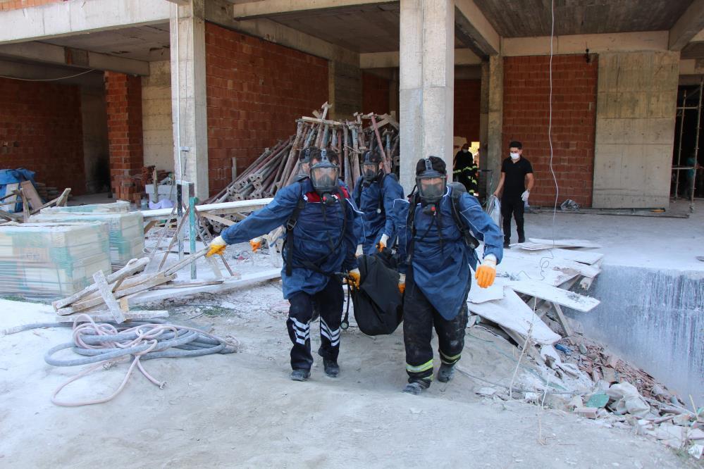 Amasya'da şüpheli ölüm! İnşaatta bulundu, ekipler oksijen maskesi takarak çıkardı