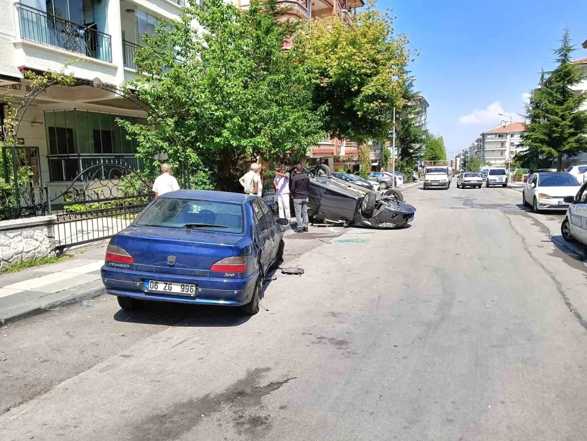 Ankara'da Kontrolden Çıkan Otomobil Yaya ve Araçlara Çarptı