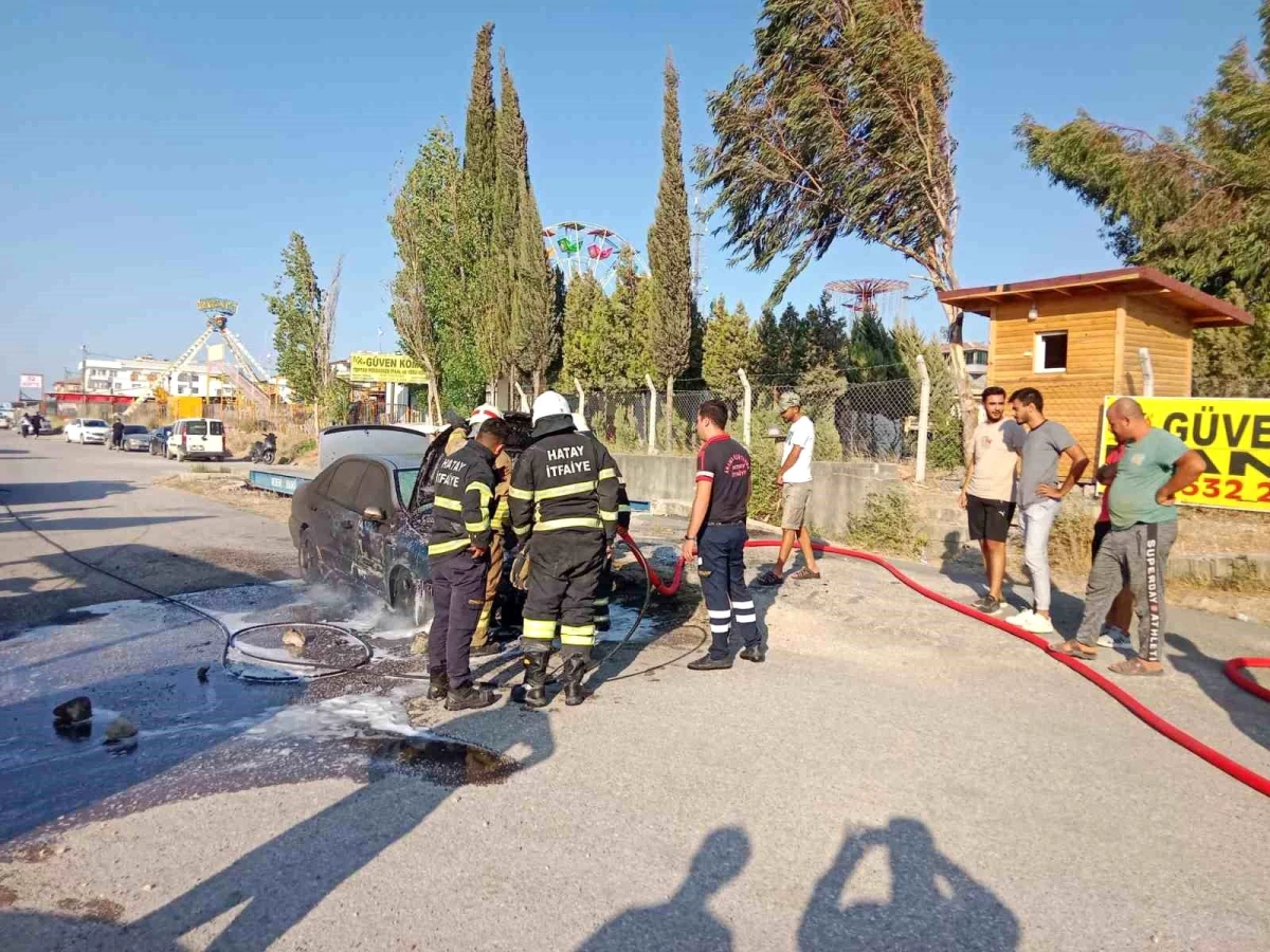 Antakya'da park halindeki otomobil yanmaya başladı