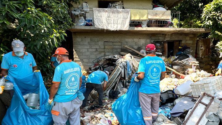 Antalya'da çöp ev vakası: 4 kamyon çöp çıktı