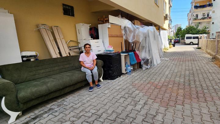 Antalya'da evden çıkarılan kadın, 12 gündür sokakta yatıyor! 'Komşularım sağ olsun yemek veriyor'