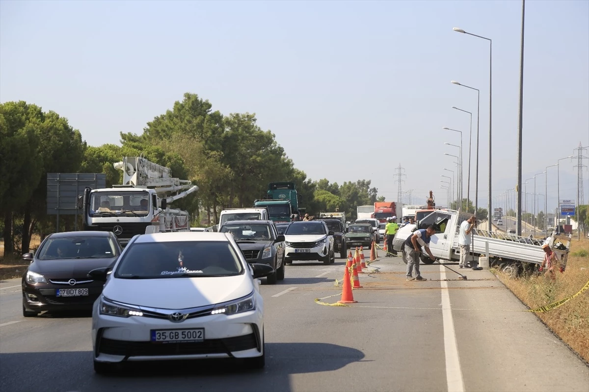 Antalya'da geri gelen kamyonete çarpan otomobildeki sürücü hayatını kaybetti