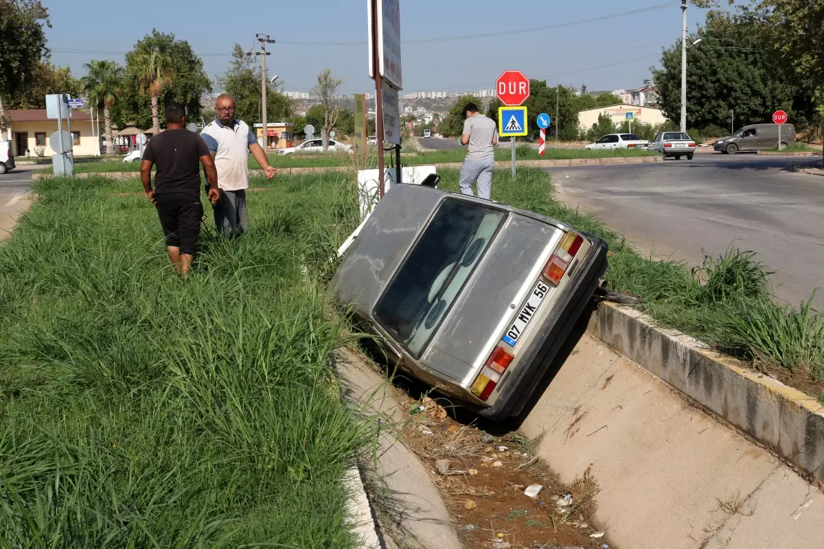 Antalya'da kanala uçan otomobil kaza atlattı