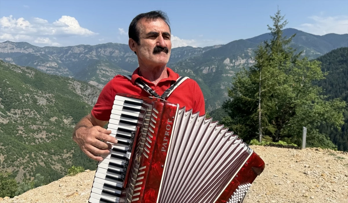 Artvin'in Şavşat ilçesinde 44 yıldır akordiyon çalan Mehmet Yılmaz