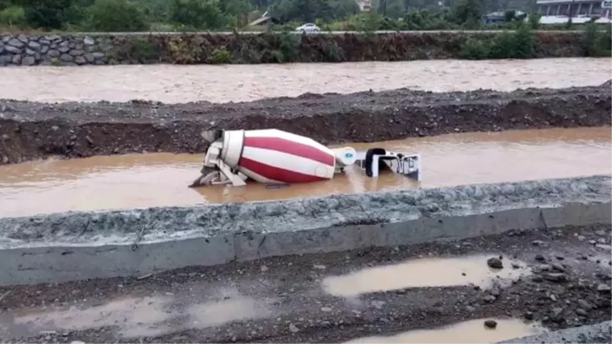 Aşırı yağışlar sonrası dere taştı, beton mikseri sürücüsü son anda kurtuldu