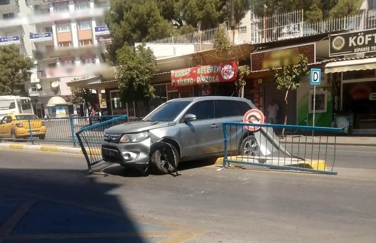 Aydın'da Kontrolü Kaybolan Otomobil Bariyerleri Kırarak Refüje Çıktı