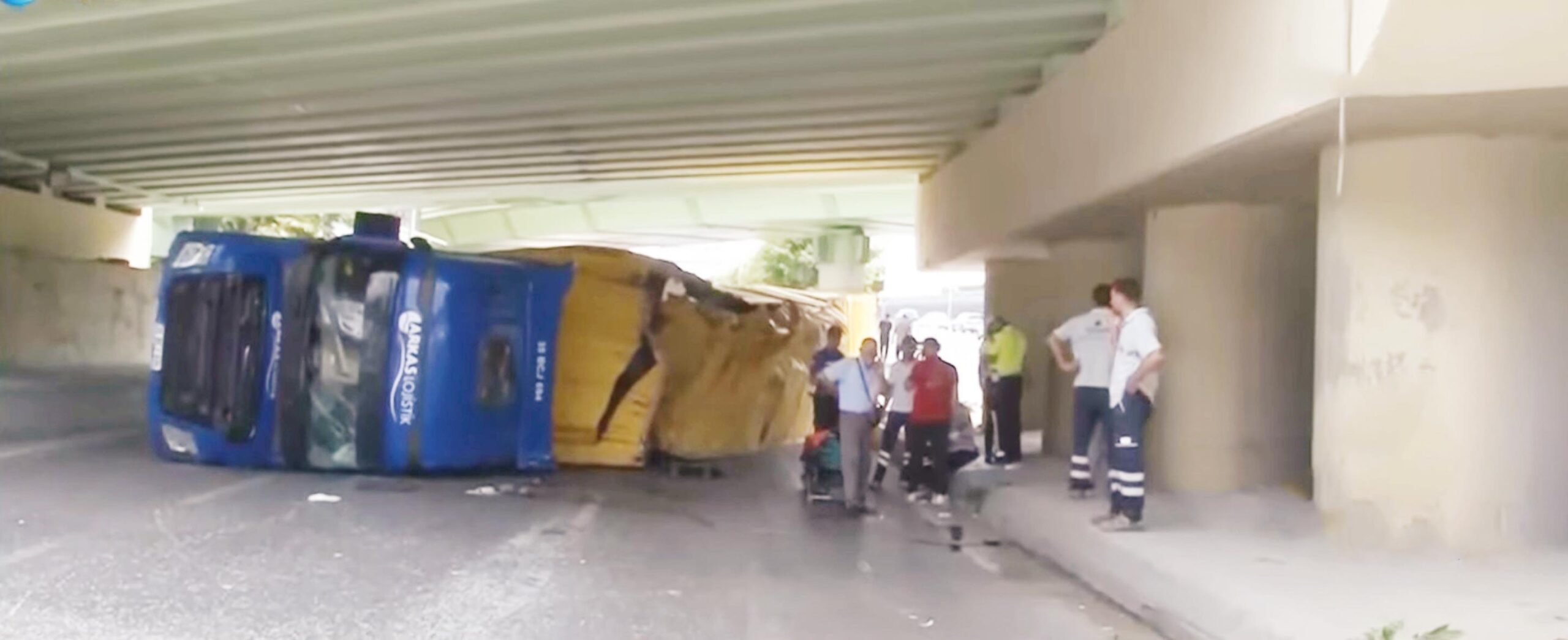 Aynı köprüye yine TIR çarptı... Ölümüne gidiş