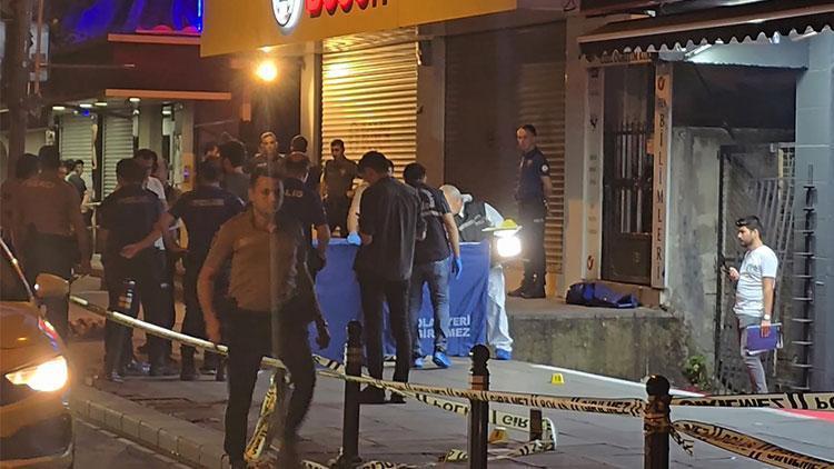 Bahçelievler'de caddede yürüyen 3 kişiye silahlı saldırı: 1 ölü, 1 yaralı