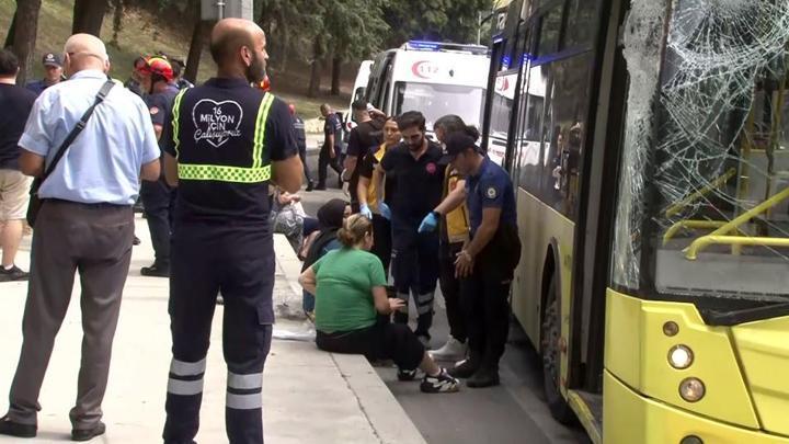 Bakırköy'de TIR, İETT otobüsünün üzerine devrildi: 8 yaralı