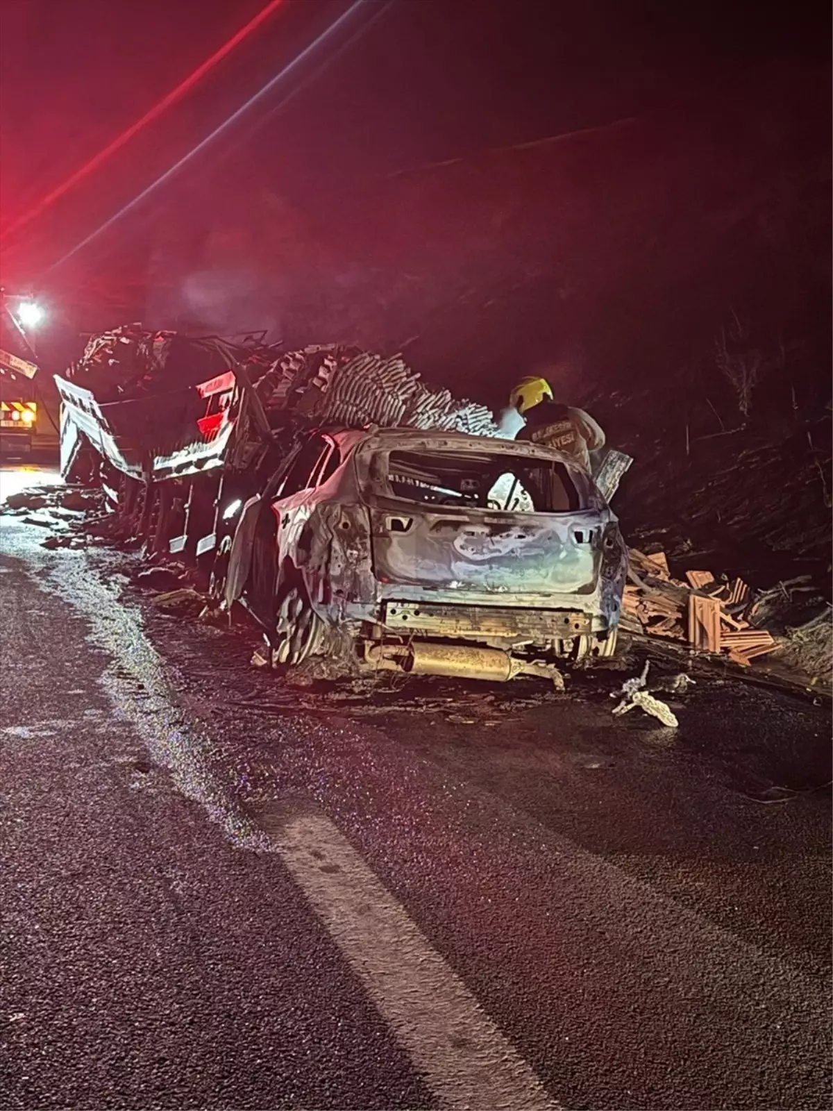 Balıkesir'de Otomobilin Tıra Çarpması Sonucu Meydana Gelen Kazada Araçlar Yanarak Kullanılamaz Hale Geldi