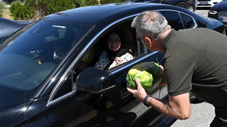 Belediye, tarlada kalan 200 ton karpuzu vatandaşlara ücretsiz dağıttı