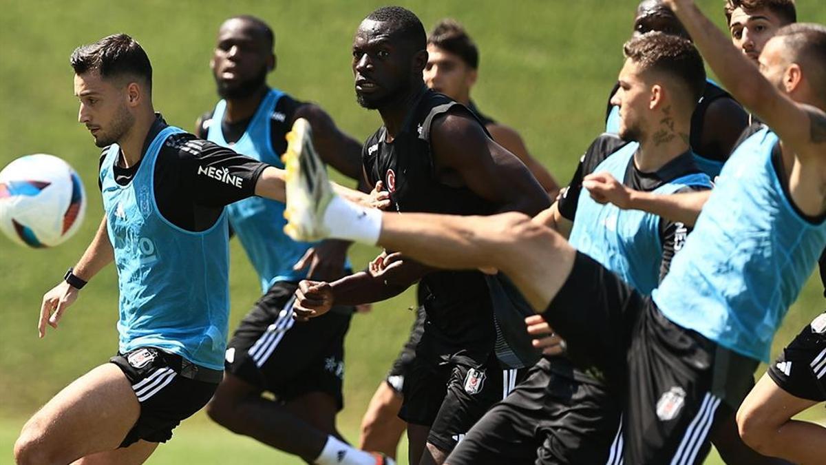 Beşiktaş'ta yıldız oyuncu takımdan ayrılıyor! Menajerine haber verdi...