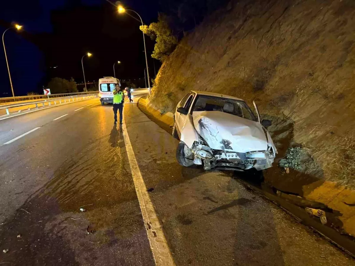 Bilecik'te Kontrolden Çıkan Otomobil Su Kanalına Düştü, 2 Kişi Yaralandı