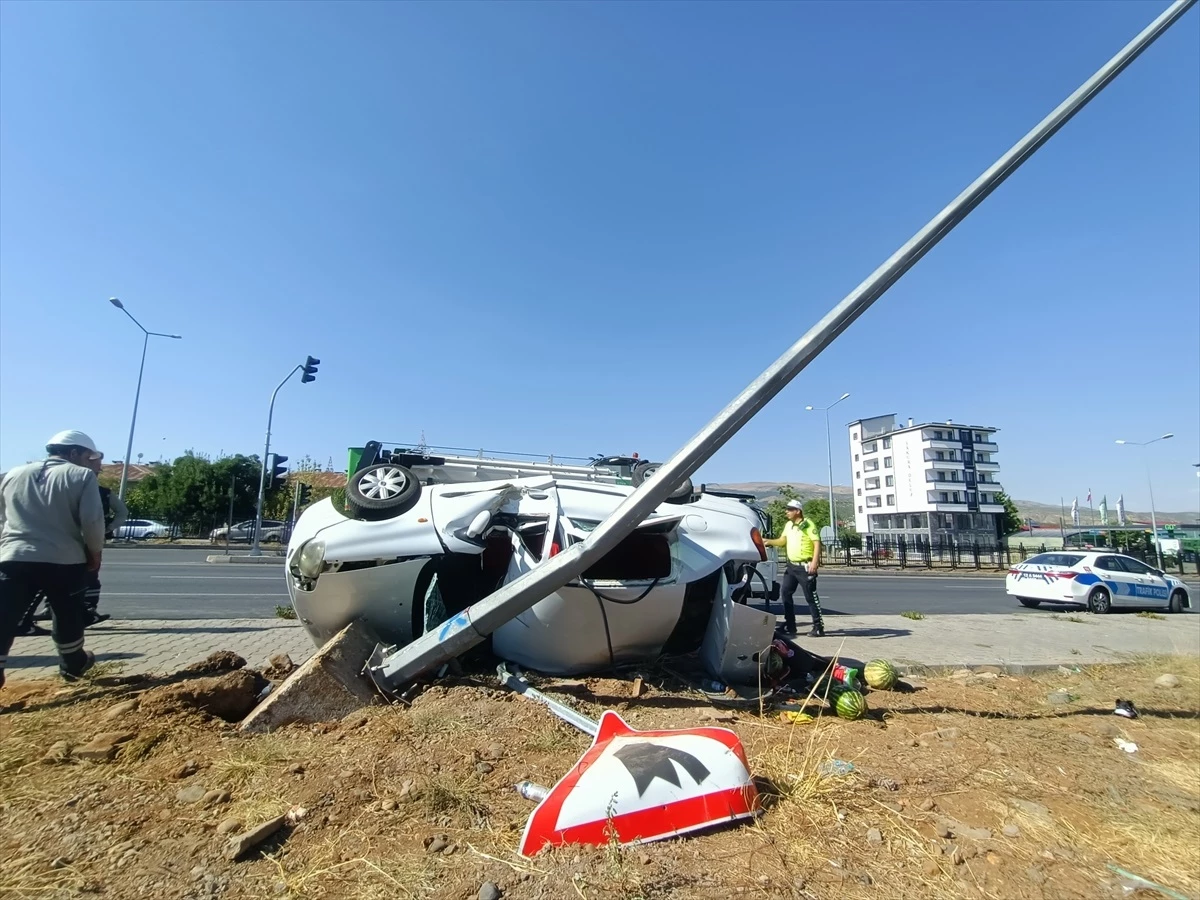 Bingöl'de otomobilin aydınlatma direğine çarpması sonucu 4 kişi yaralandı