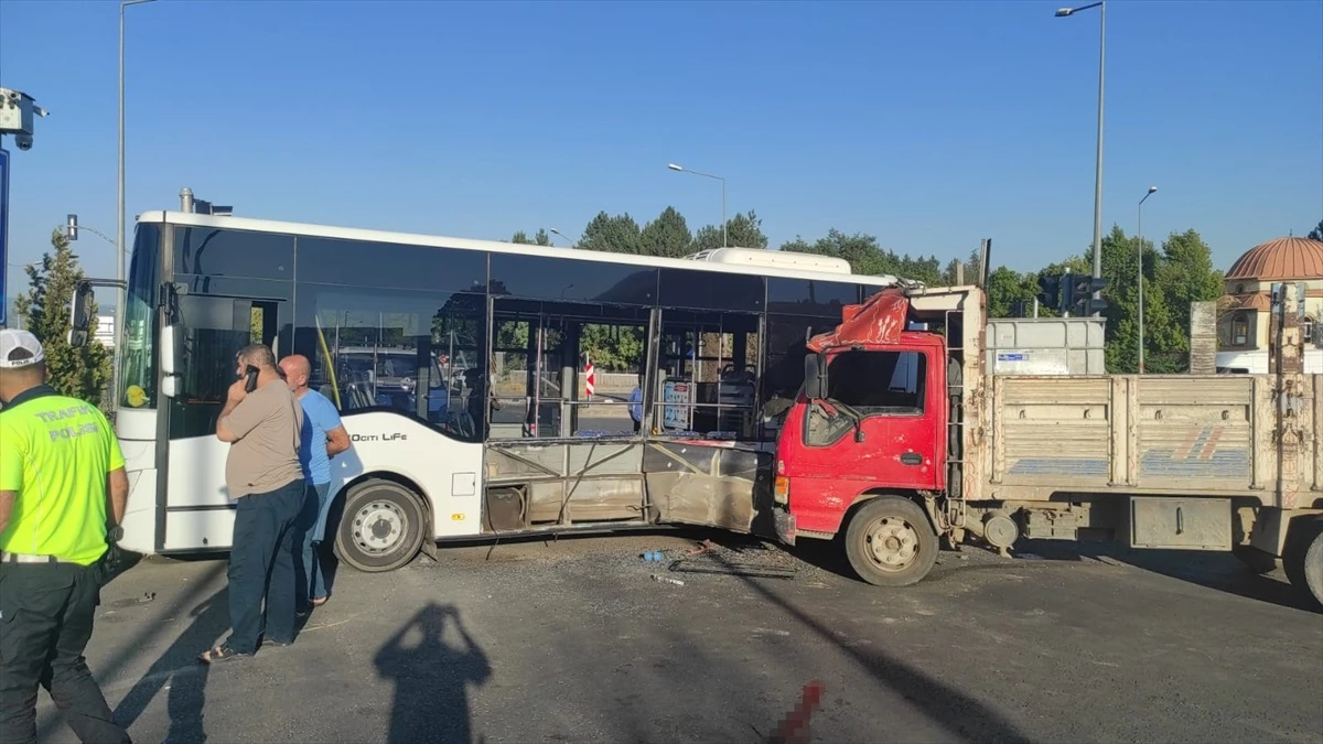 Bingöl'de özel halk otobüsü ile kamyonun karıştığı kaza anı kamerada