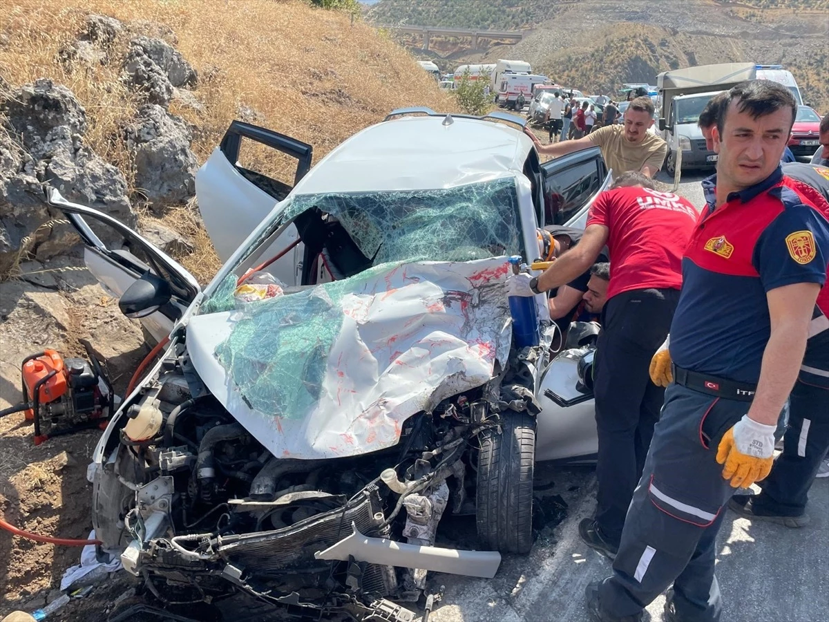 Bitlis'te otomobilin tıra çarpması sonucu 4 kişi yaralandı