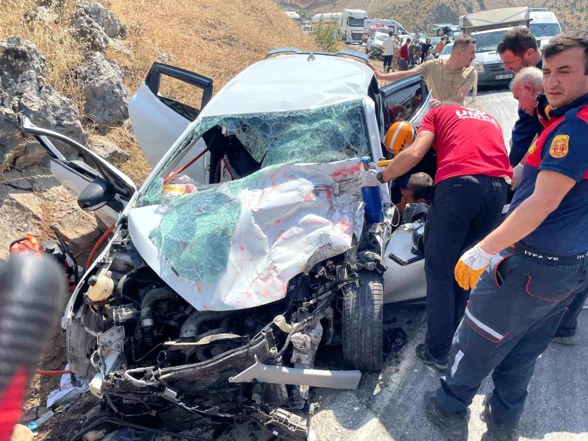 Bitlis'te otomobille tırın çarpışması sonucu 4 kişi yaralandı