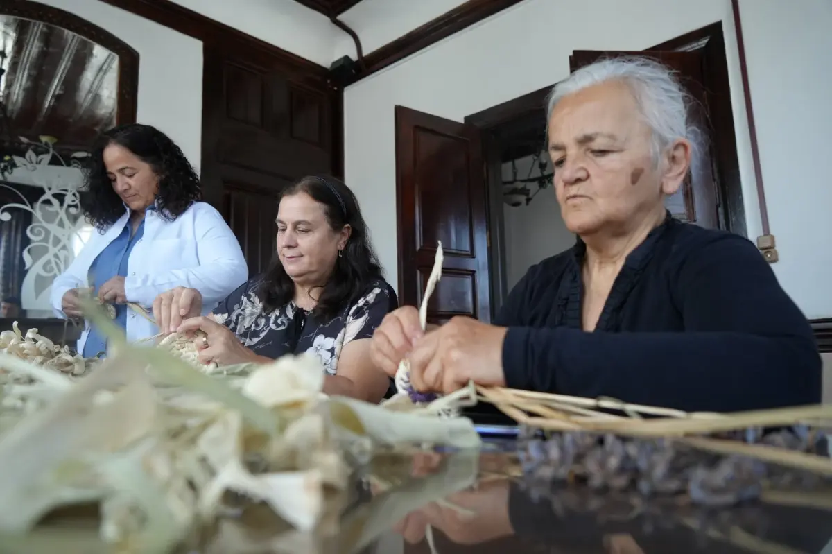 Bolu'da Kadınlar Göldeki Sazlardan Sepet Örerek Aile Bütçelerine Katkı Sağlıyor