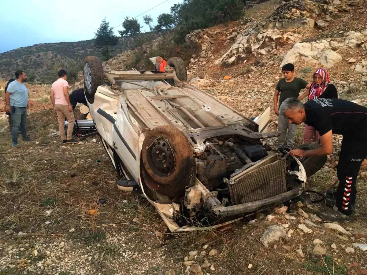 Bucak'ta yağış nedeniyle otomobil şarampole devrildi, 2 kişi yaralandı