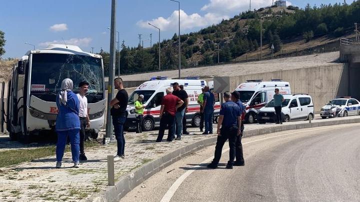 Burdur'da midibüs üst yoldan otogar içine düştü: 15 kişi yaralandı.