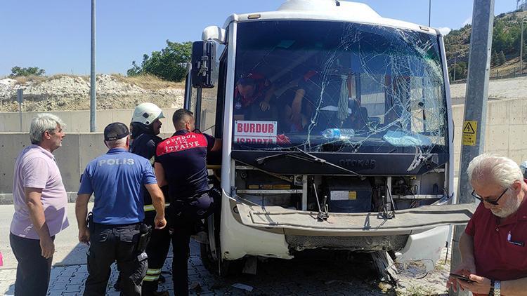 Burdur'da midibüs yan yola düştü: 11 yaralı